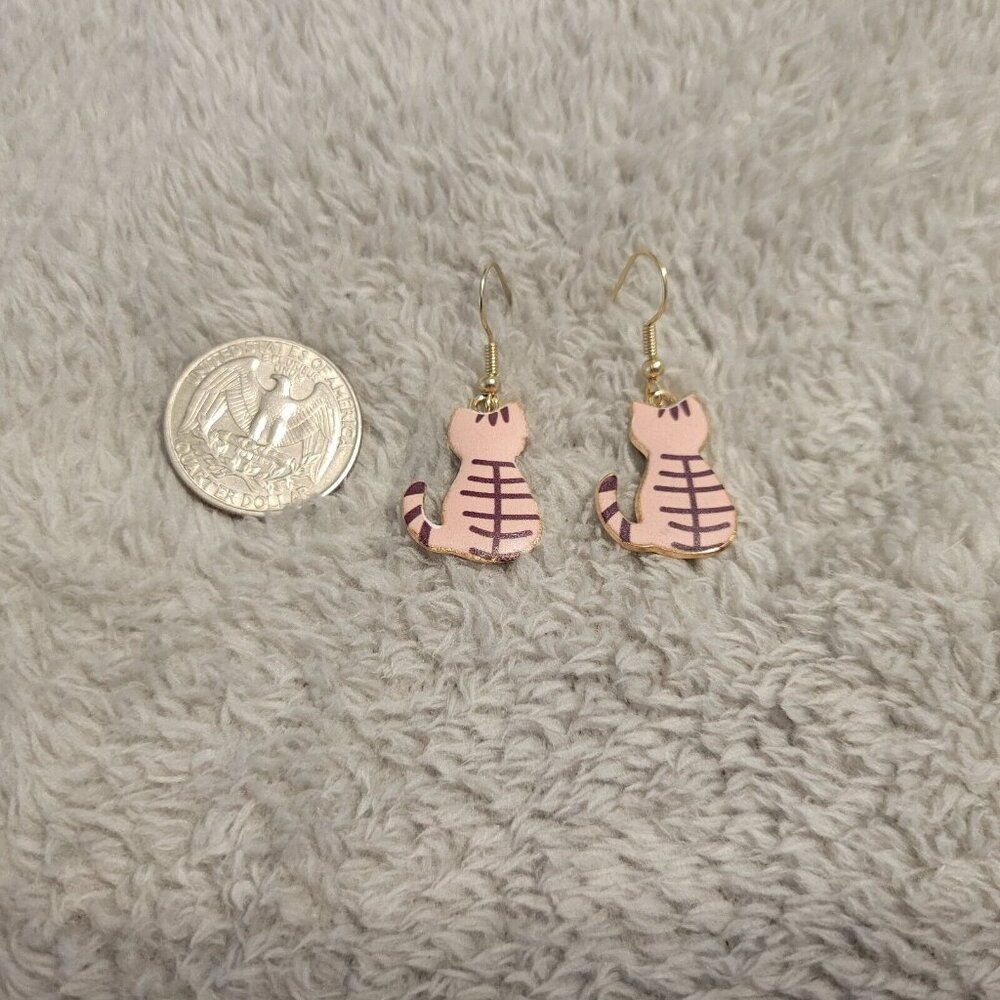 Cats Kittens Tabby Earrings Beige One Pair Gold Tone Fish Hook Dangle E17E - Picture 2 of 3